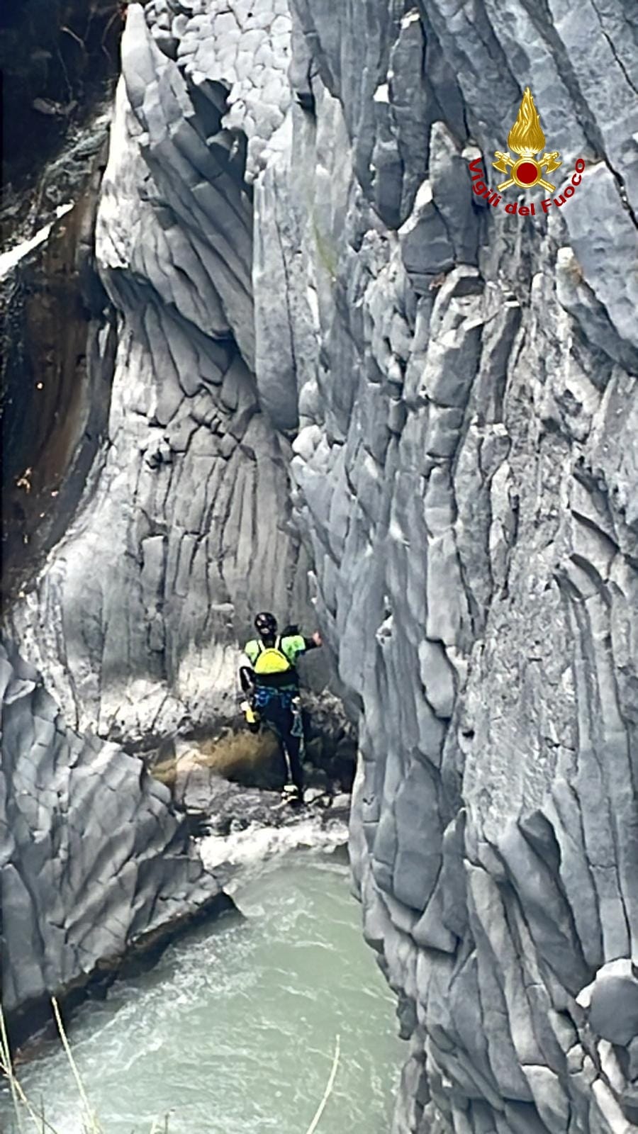 ESCURSIONE NELLE GOLE DELL'ALCANTARA FINISCE IN TRAGEDIA: MORTO UN 58 ENNE