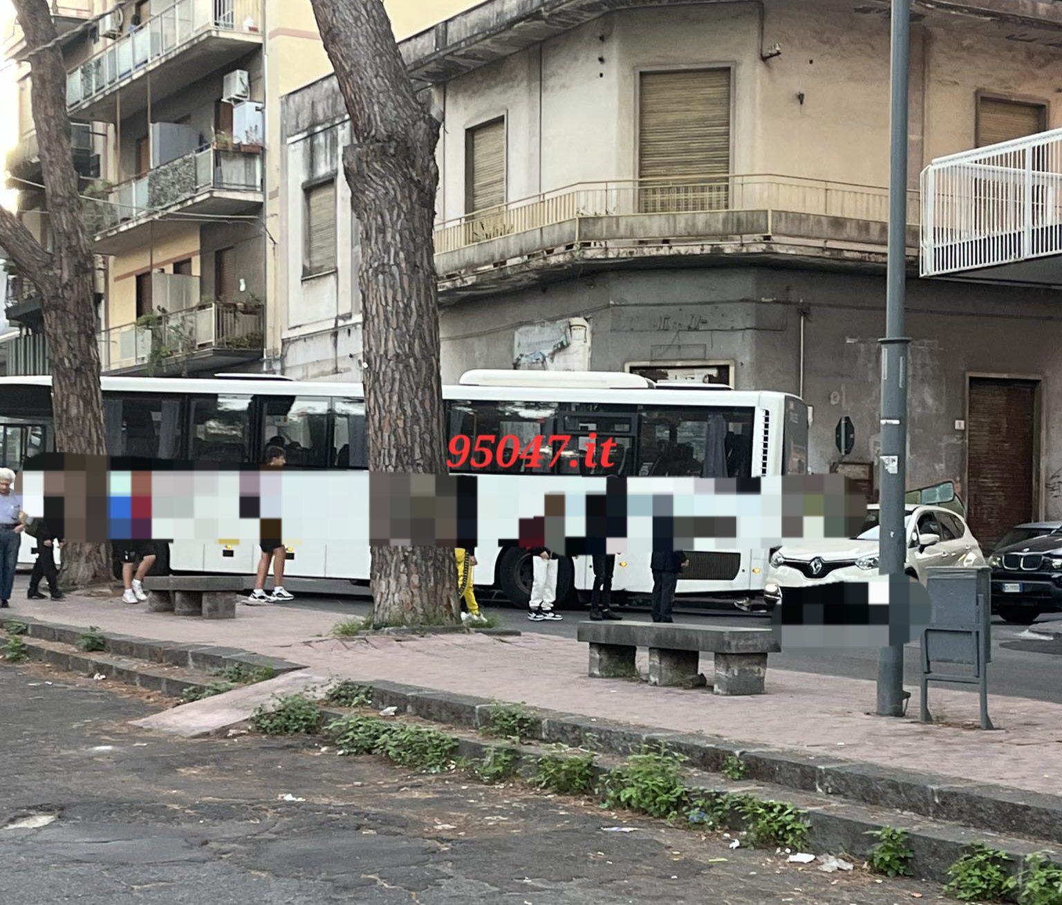 PATERNO'. OGGI IN CITTÀ: DUE INCIDENTI E AUTOBUS BLOCCATO A CAUSA DI PARCHEGGIO SELVAGGIO