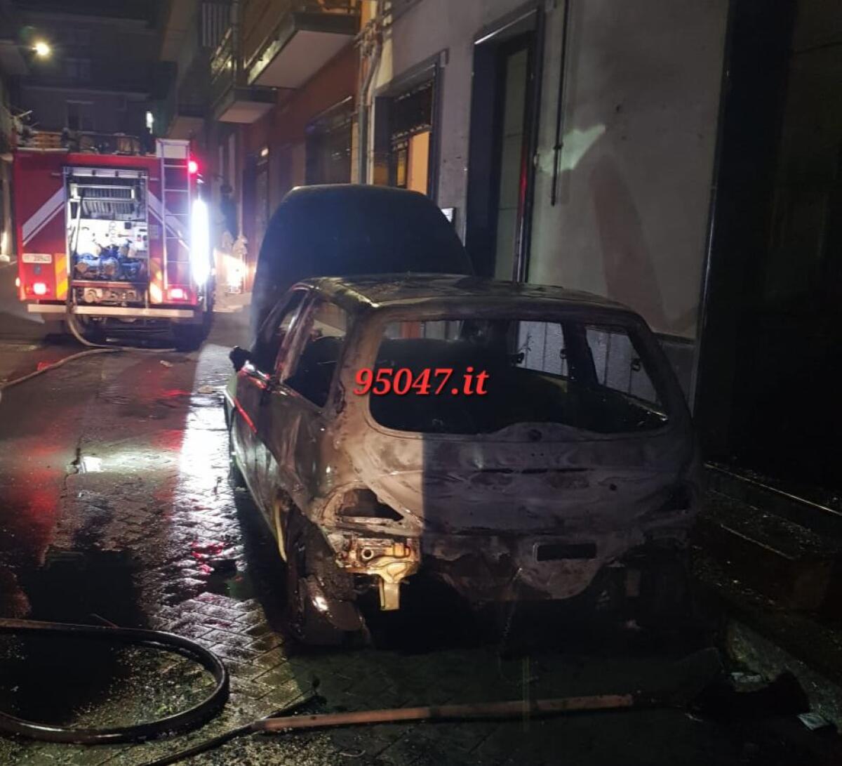 PATERNO', IN FIAMME UN’AUTO PARCHEGGIATA - 