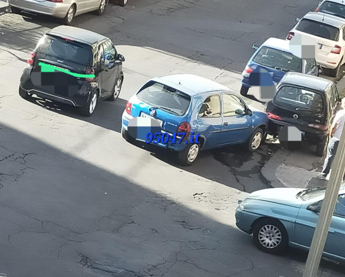 PATERNO'. TRAGEDIA SFIORATA IN VIA BELLIA, AUTO SENZA CONDUCENTE SI MUOVE E SBATTE CONTRO UN AUTO PARCHEGGIATA - 