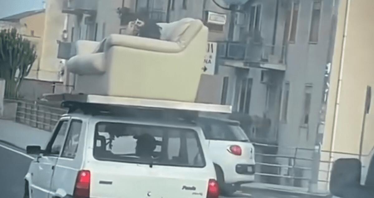 INCREDIBILE A CATANIA, IN GIRO PER LA CITTÀ SDRAIATO SOPRA UN DIVANO CARICATO SUL TETTO DI UN’AUTO. IL VIDEO - 