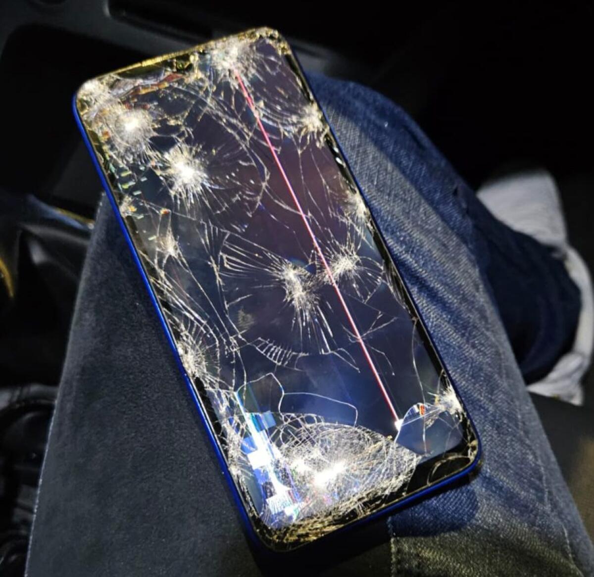 PATERNO’. TROVATO  QUESTO TELEFONINO AI 4 CANTI - 