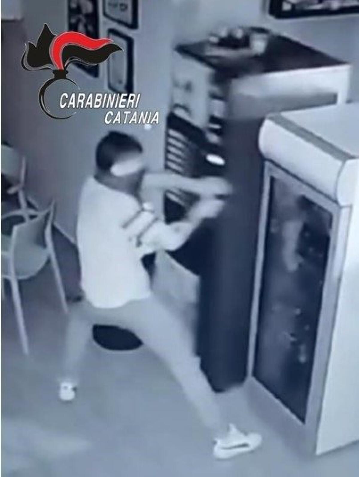 SAN GIOVANNI LA PUNTA . ERANO IL TERRORE DEI RESIDENTI E DEI COMMERCIANTI: DUE GIOVANI LADRI DENUNCIATI DAI CARABINIERI - 