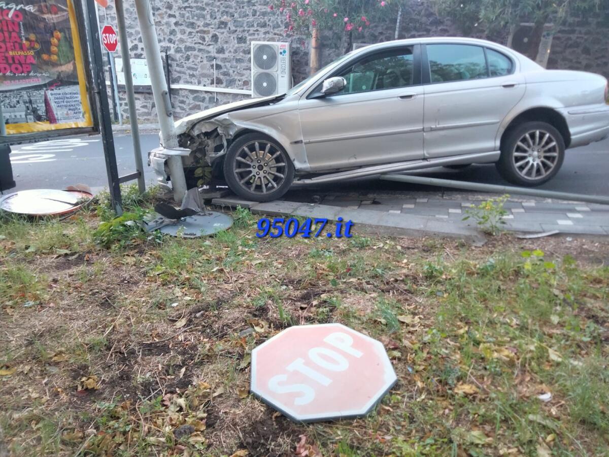 RAGALNA. ESCE DI STRADA E FINISCE CON LA JAGUAR CONTRO PALO - 