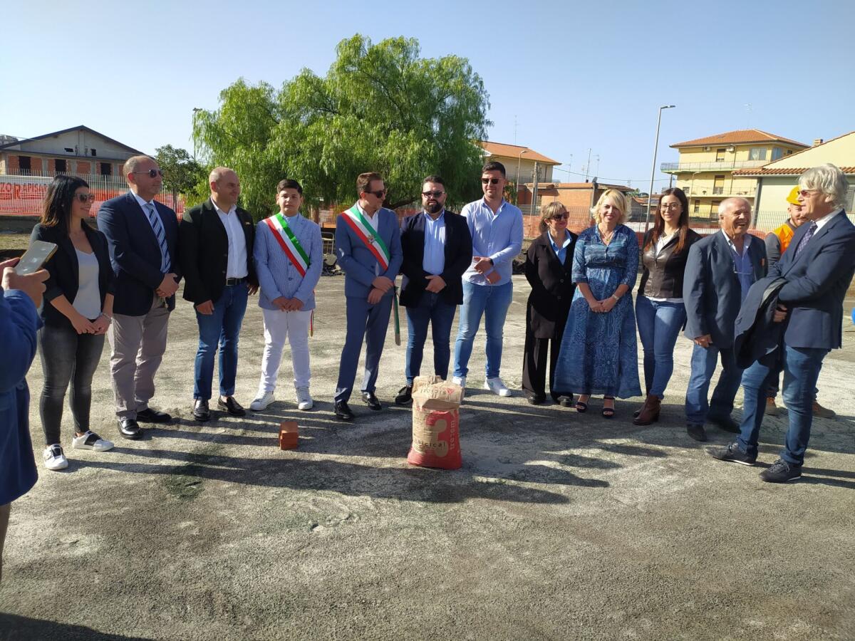 BELPASSO, IL SINDACO CARLO CAPUTO POSA LA PRIMA PIETRA PER LA COSTRUZIONE DELLA NUOVA SCUOLA MATERNA DELL’ I.C. GIOVANNI PAOLO II DI PIANO TAVOLA - 