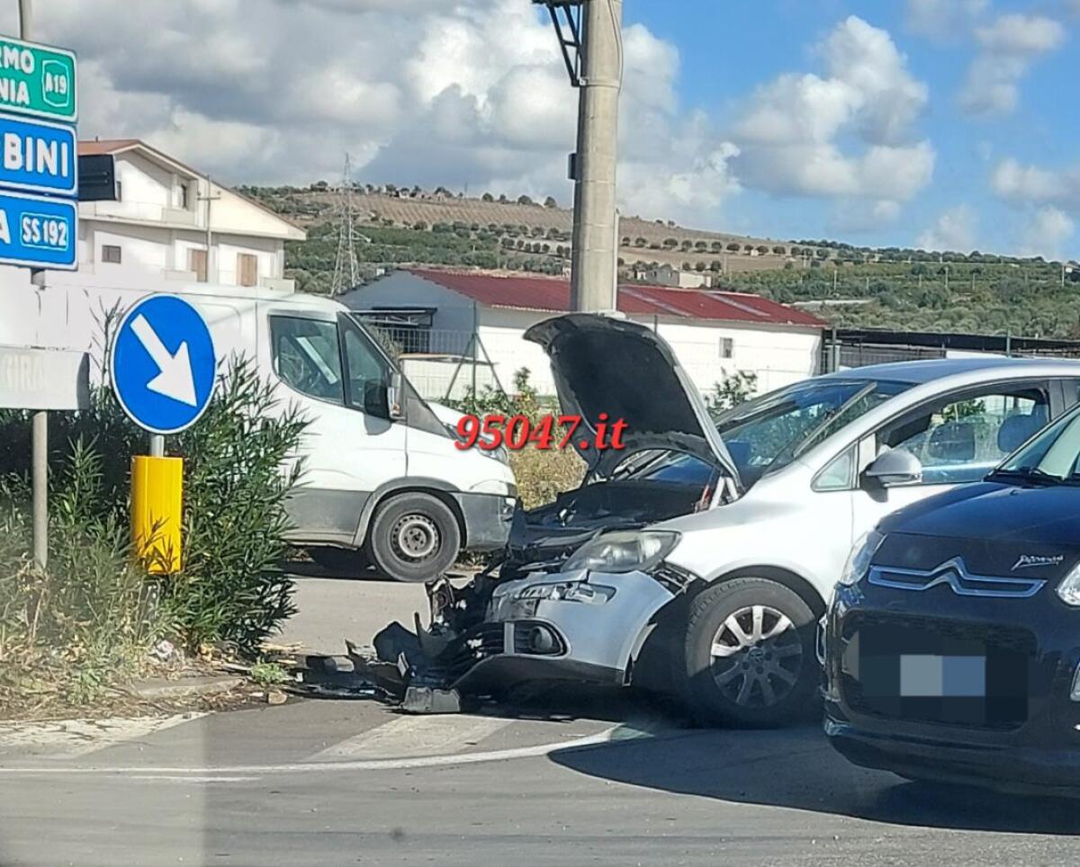 INCIDENTE A PATERNÒ: SCONTRO TRA FURGONE E AUTOVETTURA AL BIVIO DELLE 4 STRADE - 
