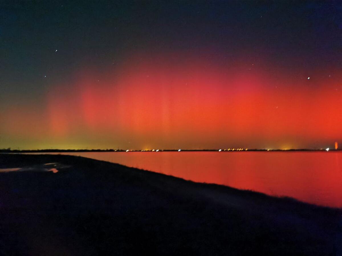 AURORA BOREALE NEI CIELI D'ITALIA: DALLE ALPI ALL'EMILIA-ROMAGNA, SPETTACOLO SENZA PRECEDENTI. - 