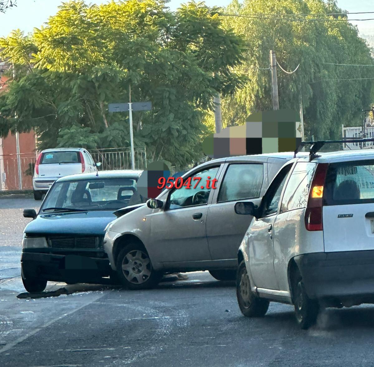 PATERNO' SCONTRO TRA DUE AUTO IN VIA GIOVANNI VERGA - 