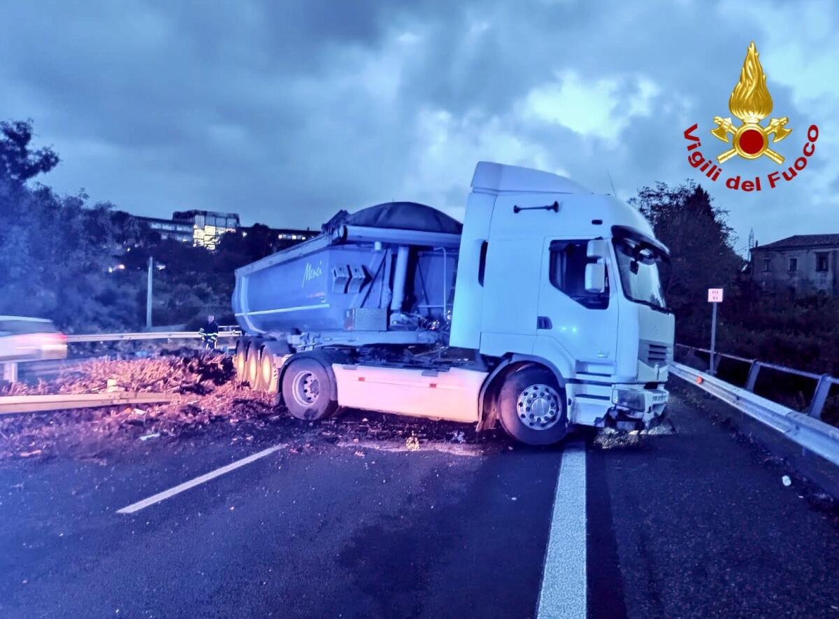 GRAVE INCIDENTE SULLA A18: TIR INVADE CORSIA OPPOSTA, TRAFFICO BLOCCATO - 
