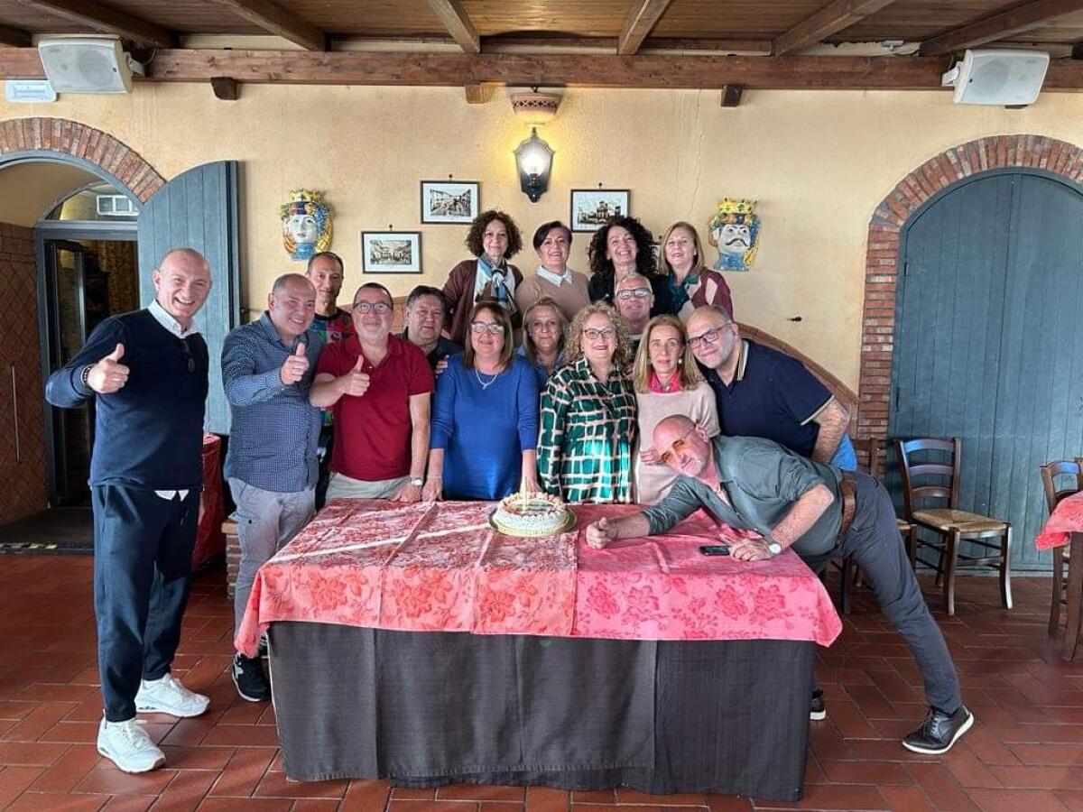 PATERNÒ. COMPAGNI DI SCUOLA SI RITROVANO DOPO 50 ANNI: UN'EMOZIONE SENZA PARI - 