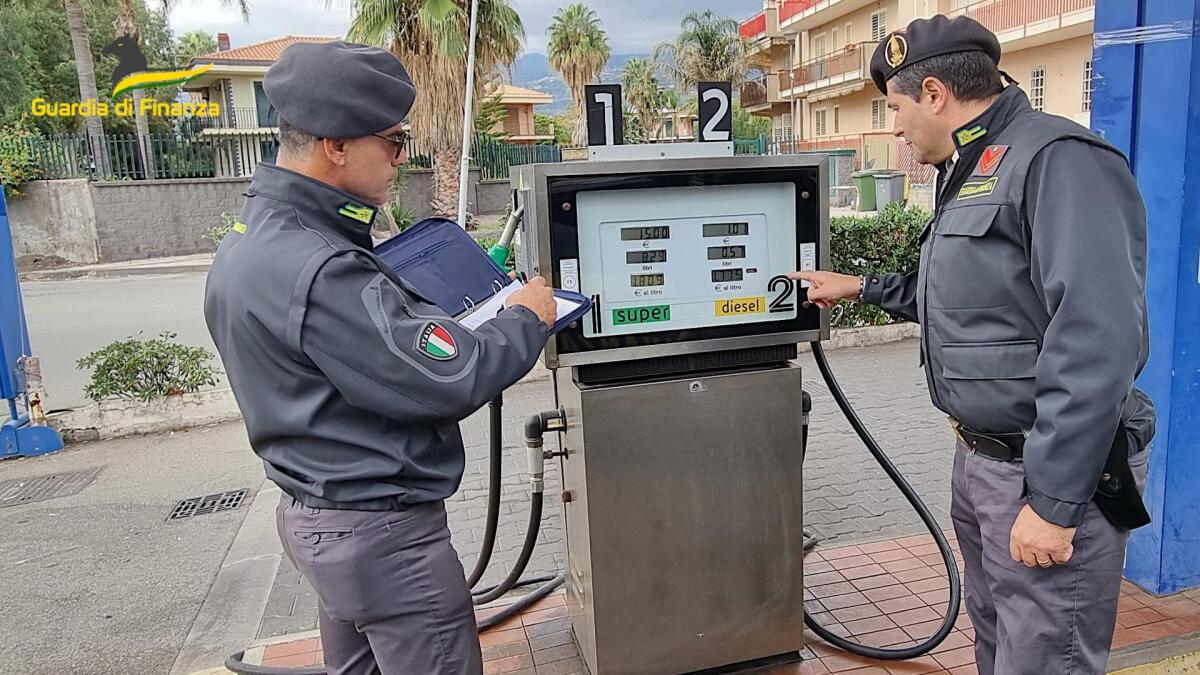 CATANIA. SEQUESTRATE 4 COLONNINE E OLTRE 2600 LITRI DI GASOLIO NON CONFORME - 