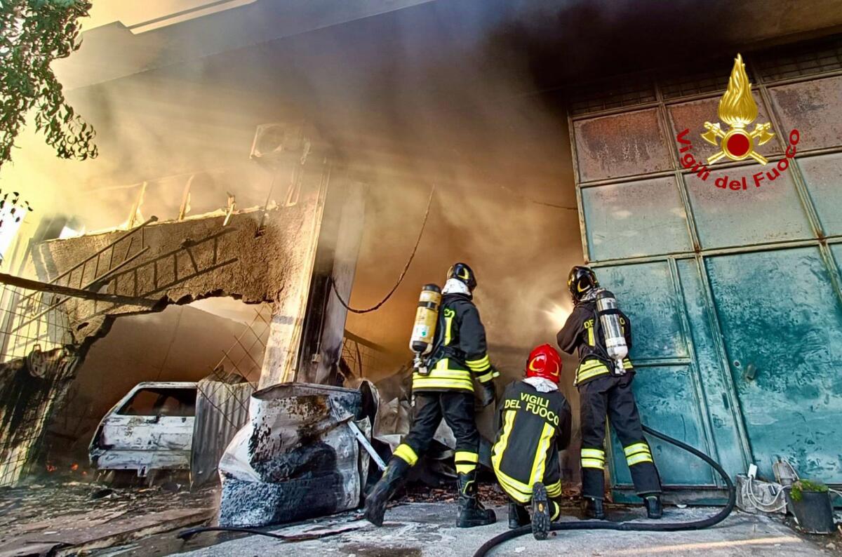 PAURA A SANTA VENERINA, INCENDIO IN GARAGE DI ABITAZIONE, DISTRUTTA UN’AUTO A GPL - 