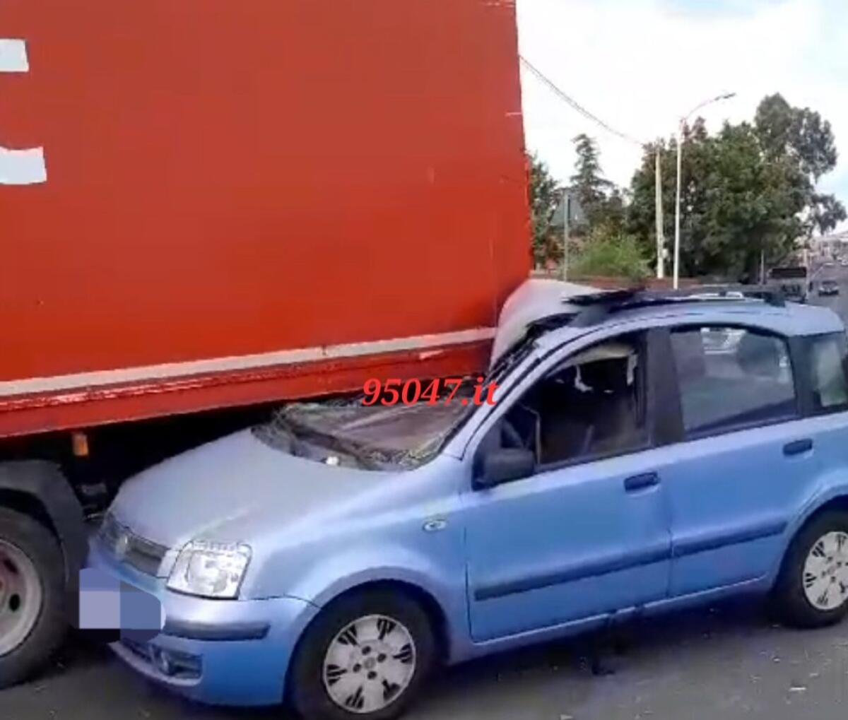 GRAVE INCIDENTE A PIANO TAVOLA: AUTO FINISCE INCASTRATA SOTTO UN CAMION - 
