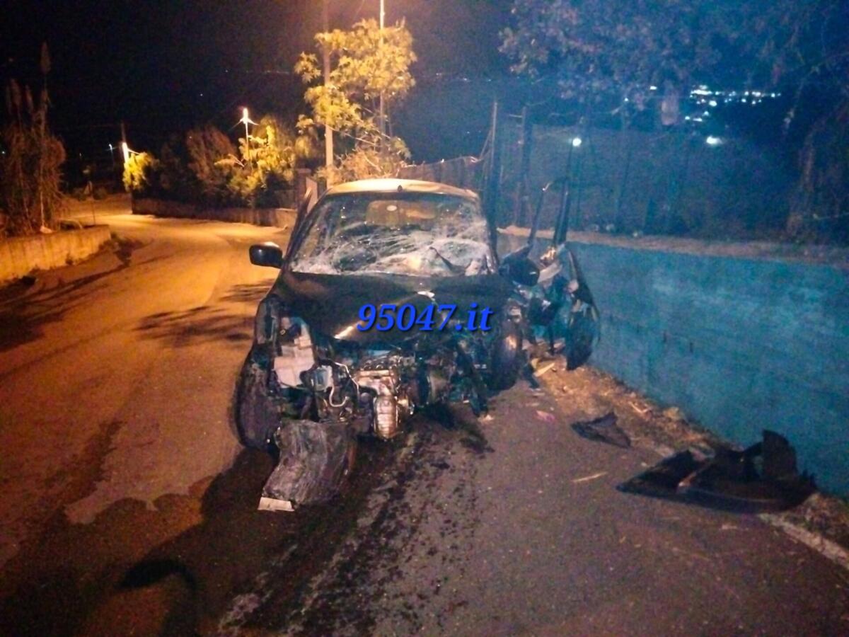 GRAVE INCIDENTE NELLA NOTTE A VALVERDE, AUTO CONTRO MURO. - 