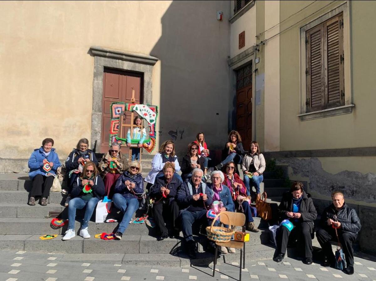 RAGALNA. L'ARTE DELL'UNCINETTO ALLA SAGRA DEI CALICEDDI: UN LEGAME DI TRADIZIONE E COMUNITÀ - 
