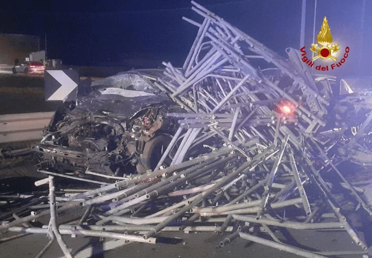 REGGIO EMILIA, CAMION PERDE IL CARICO E TRAVOLGE DUE AUTO: DUE MORTI E TRE FERITI. L’AUTISTA SCAPPA SENZA PRESTARE SOCCORSO - 