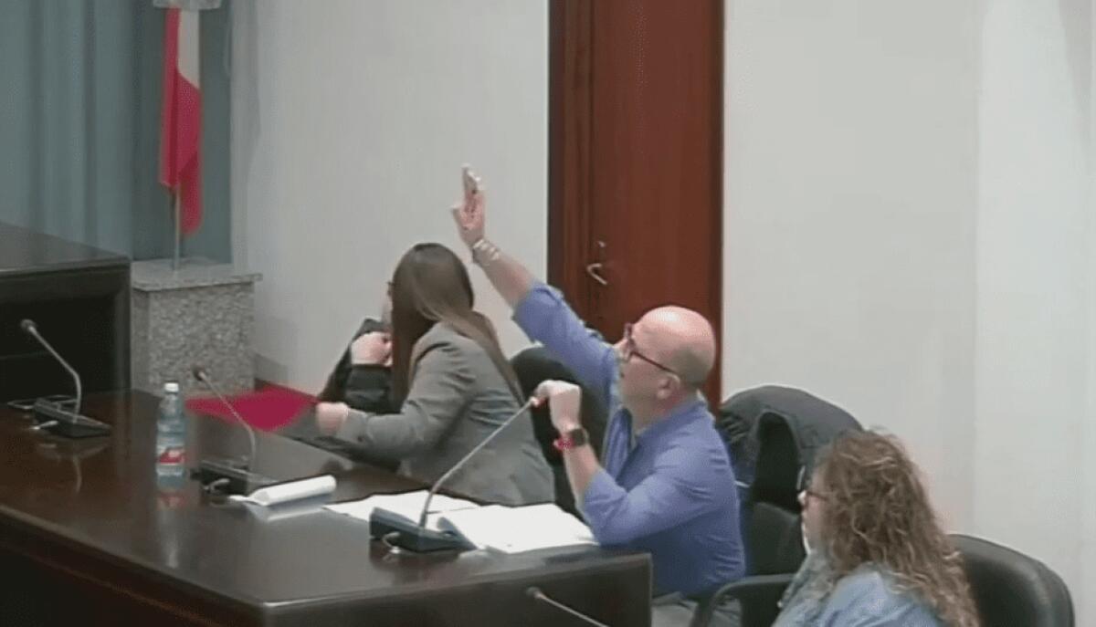 CAMPOROTONDO ETNEO, IL CONSIGLIERE IN AULA URLA: «HEIL HITLER» E IL SINDACO CHIEDE LE SUE DIMISSIONI - 