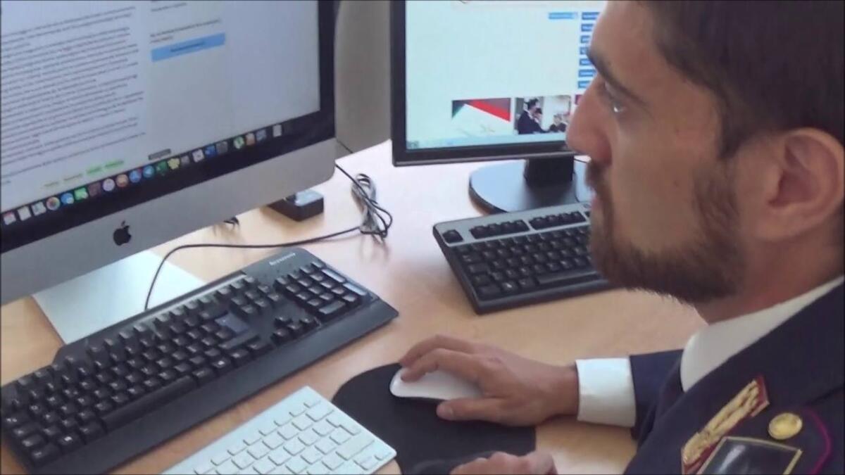 CATANIA. 50ENNE S’INVAGHISCE DI UNA DONNA CHE NON RICAMBIADOLO LA PERSEGUITA - 