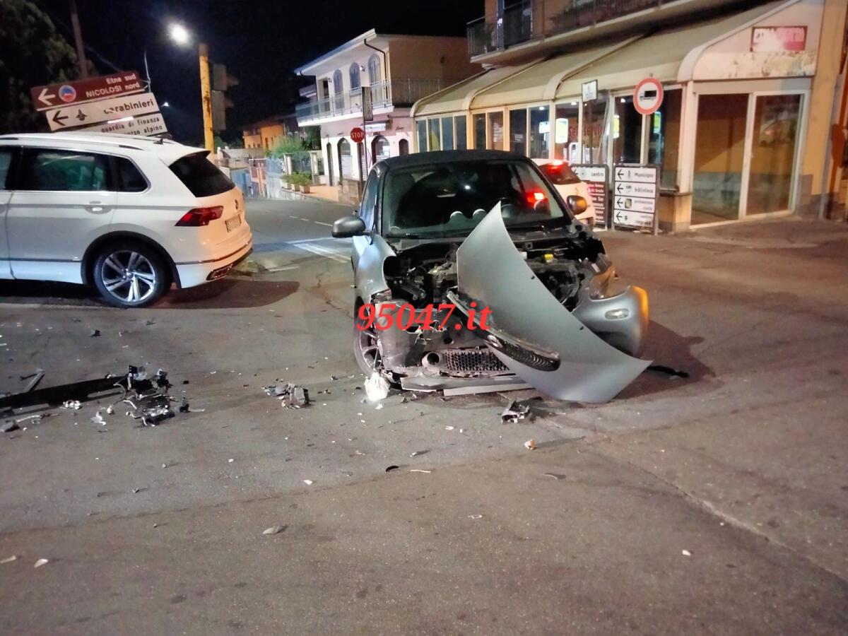 SCONTRO TRA DUE AUTO  IERI SERA A NICOLOSI: UN FERITO TRASPORTATO IN OSPEDALE - 