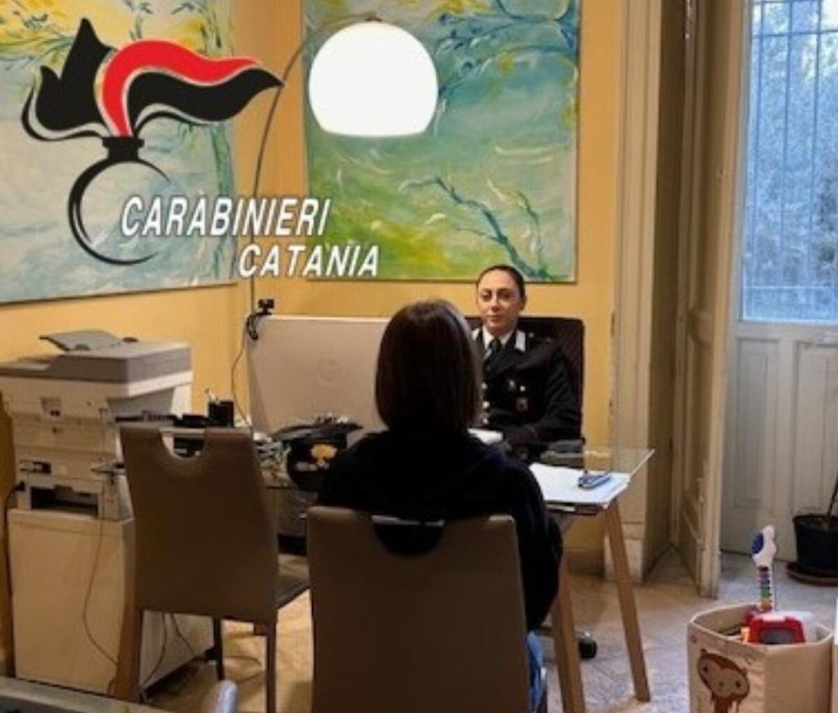 CATANIA. OFFENDE E PICCHIA LA EX ANCHE DAVANTI AL FIGLIO MINORE, LA DONNA LO DENUNCIA DOPO 2 ANNI DI MALTRATTAMENTI - 