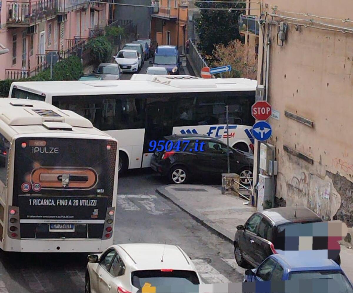 PATERNÒ. PARCHEGGIO SELVAGGIO IN VIA EMANUELE BELLIA, BUS BLOCCATI. FOTO - 
