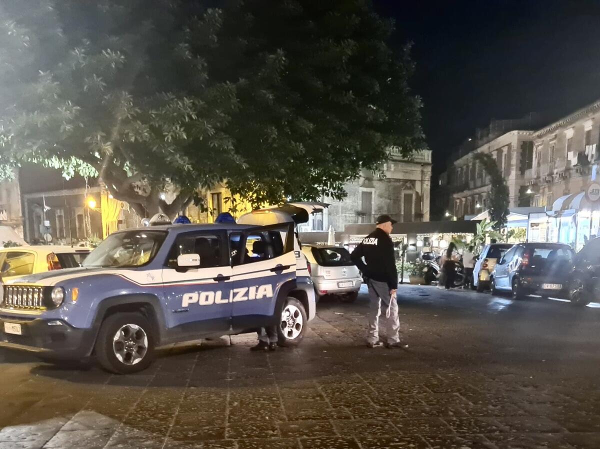 POSTEGGIATORI ABUSIVI IN CENTRO, 4 PERSONE FERMATE E MULTATE DALLA POLIZIA DI STATO - 