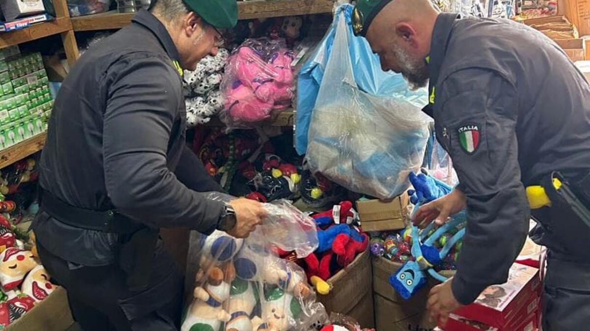 CATANIA: SEQUESTRATI OLTRE 60.000 ARTICOLI PER BAMBINI RISULTATI CONTRAFFATTI. DENUNCIATO IL RIVENDITORE - 