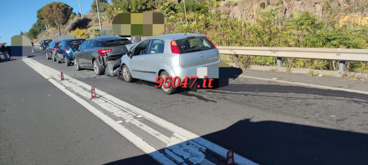 TAMPONAMENTO A CATENA SULLA SS284 A BIANCAVILLA , 4 VEICOLI COINVOLTI E TRAFFICO IN TILT - 