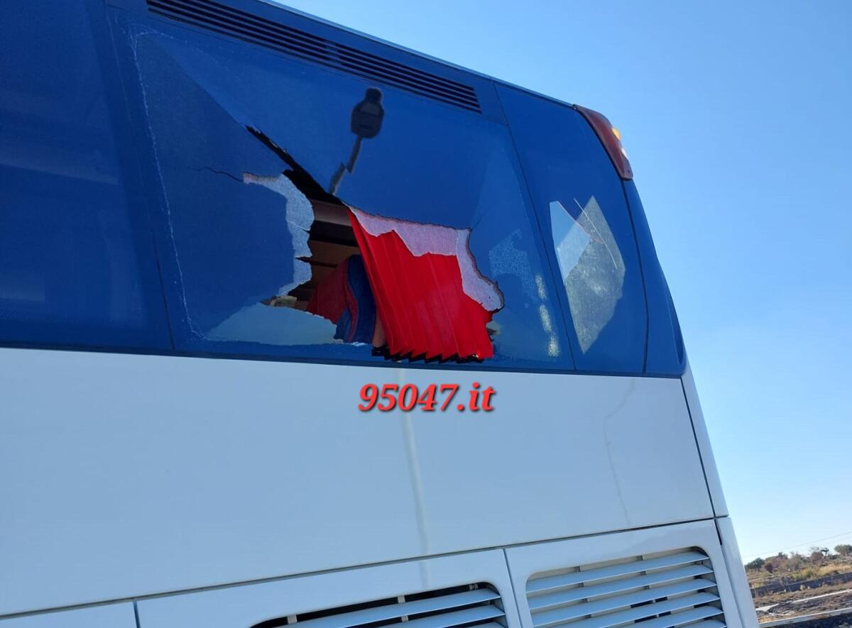 OGGETTO LANCIATO CONTRO IL BUS DEL MODICA CALCIO, ROTTO UN VETRO - 