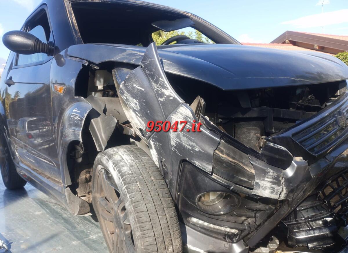 MINICAR CONTRO IL MURO, FERITA 14 ENNE - 