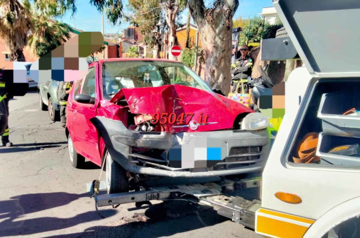 MASCALUCIA. AUTO FINISCE CONTRO UN MURO, FERITA LA CONDUCENTE - 