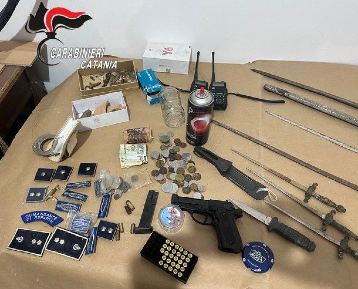 CASTIGLIONE DI SICILIA: I CARABINIERI SCOVANO UN ARSENALE DI ARMI BIANCHE E GRADI MILITARE A CASA DI UN 19ENNE - 