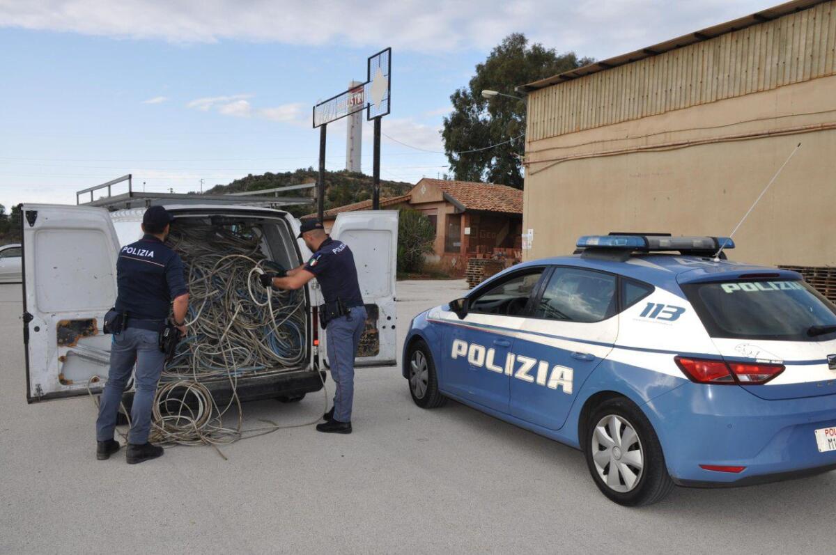 ADRANO, BECCATO MENTRE RUBA CAVI ELETTRICI DA UNA FABBRICA: ARRESTATO - 