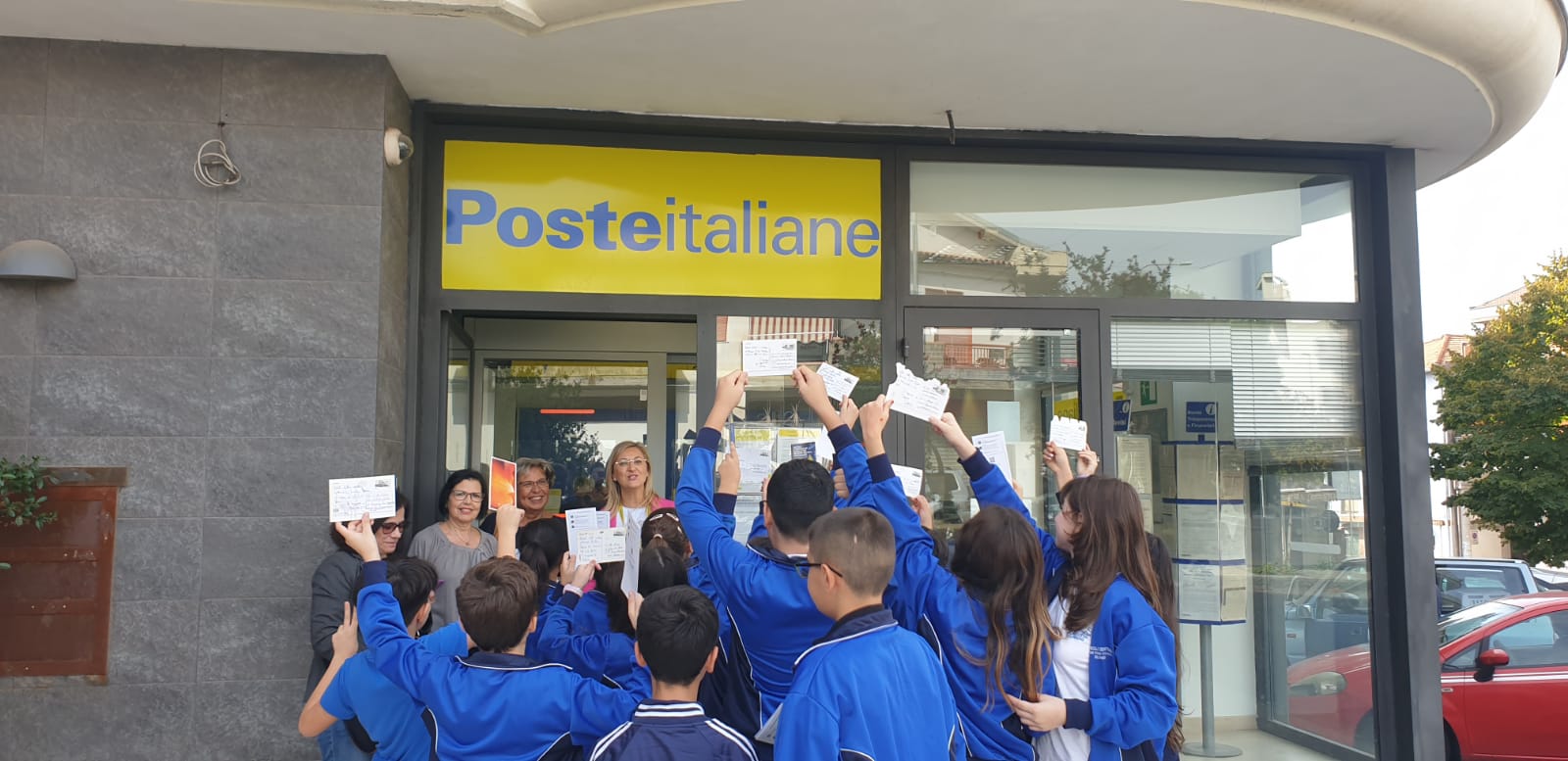 POSTE ITALIANE: ALUNNI DI BELPASSO SPEDISCONO CARTOLINE PER PROMUOVERE LA PROVINCIA DI CATANIA