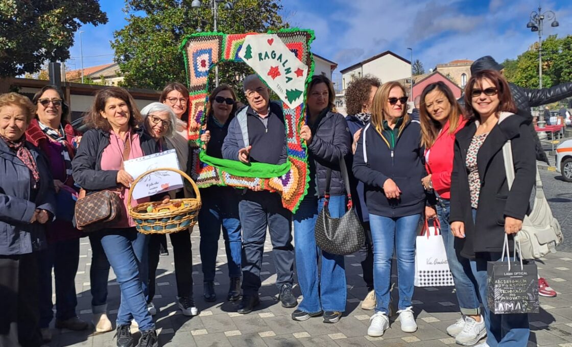 RAGALNA. L'ARTE DELL'UNCINETTO ALLA SAGRA DEI CALICEDDI: UN LEGAME DI TRADIZIONE E COMUNITÀ