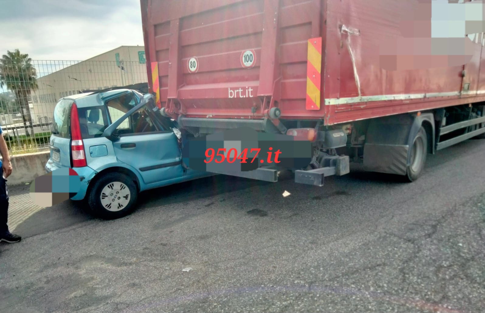 PIANO TAVOLA: AUTO FINISCE SOTTO UN CAMION IN UN TERRIBILE SCHIANTO, NESSUNA GRAVE CONSEGUENZA PER LA CONDUCENTE