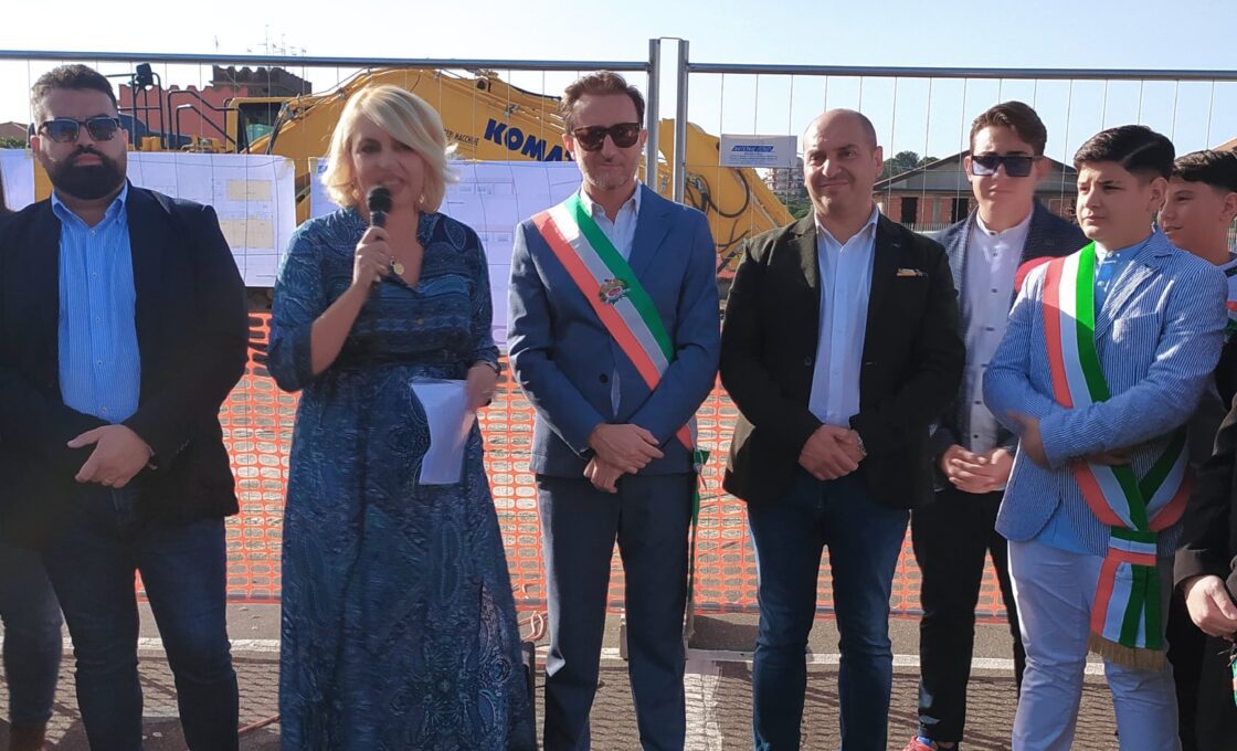 BELPASSO, IL SINDACO CARLO CAPUTO POSA LA PRIMA PIETRA PER LA COSTRUZIONE DELLA NUOVA SCUOLA MATERNA DELL’ I.C. GIOVANNI PAOLO II DI PIANO TAVOLA