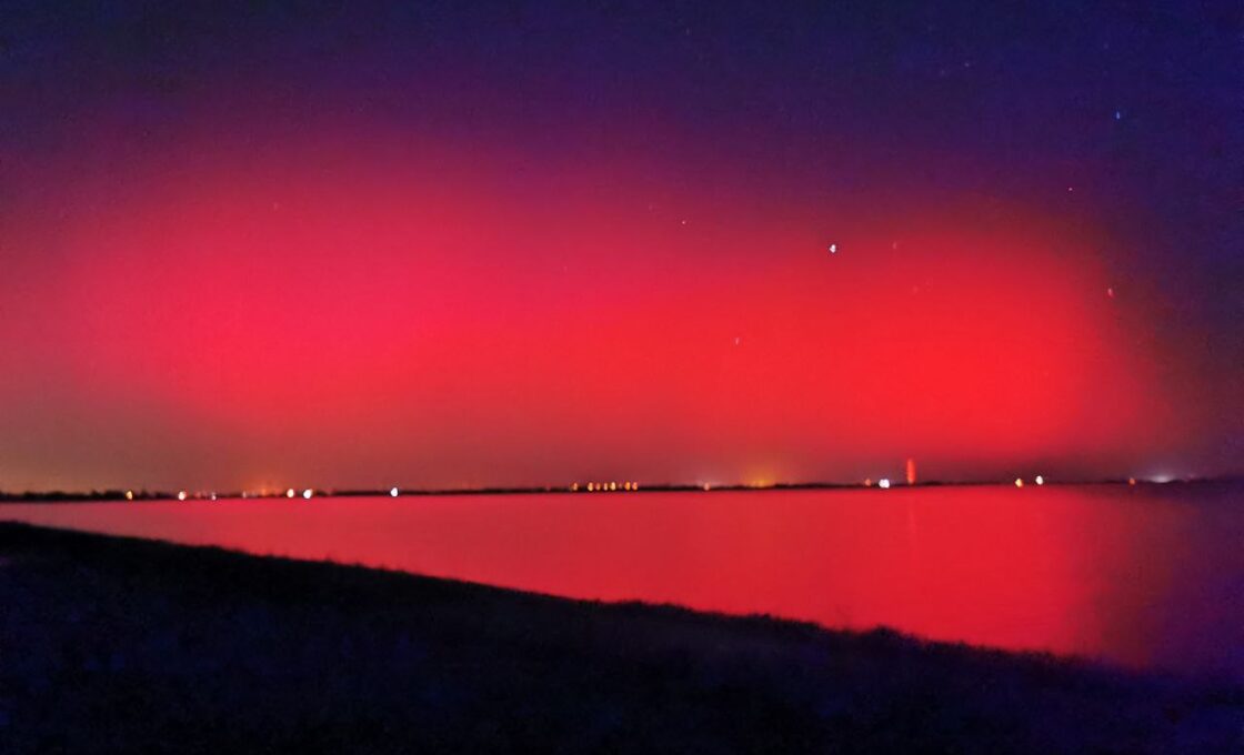 AURORA BOREALE NEI CIELI D'ITALIA: DALLE ALPI ALL'EMILIA-ROMAGNA, SPETTACOLO SENZA PRECEDENTI.