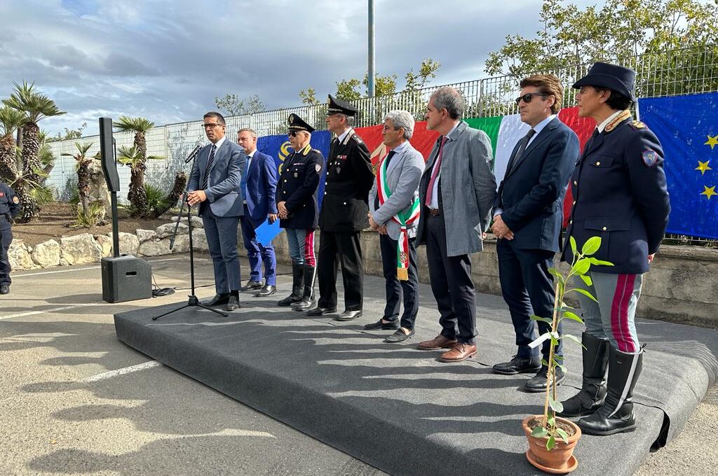 ANAS E CARABINIERI PIANTANO L'ALBERO DUPLICATO DI FALCONE A MISTERBIANCO