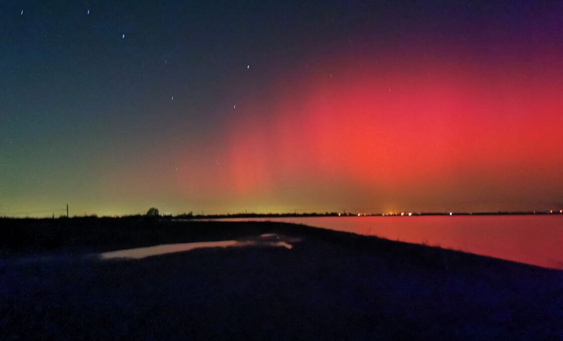 AURORA BOREALE NEI CIELI D'ITALIA: DALLE ALPI ALL'EMILIA-ROMAGNA, SPETTACOLO SENZA PRECEDENTI.