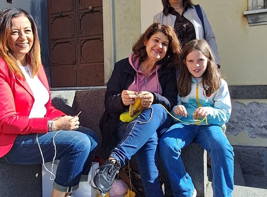 RAGALNA. L'ARTE DELL'UNCINETTO ALLA SAGRA DEI CALICEDDI: UN LEGAME DI TRADIZIONE E COMUNITÀ