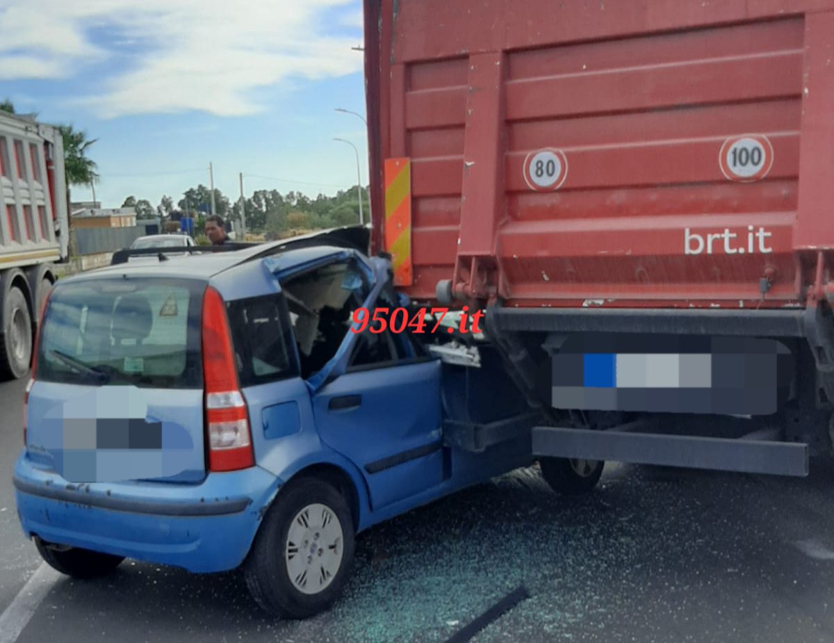GRAVE INCIDENTE A PIANO TAVOLA: AUTO FINISCE INCASTRATA SOTTO UN CAMION