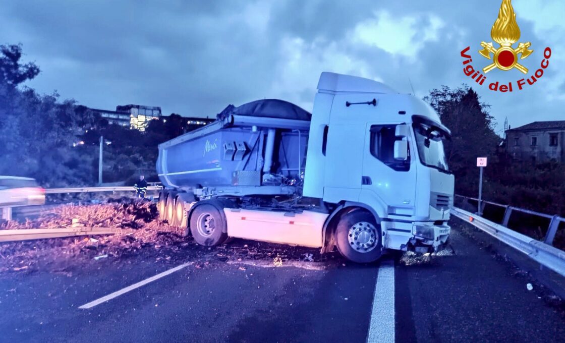 GRAVE INCIDENTE SULLA A18: TIR INVADE CORSIA OPPOSTA, TRAFFICO BLOCCATO