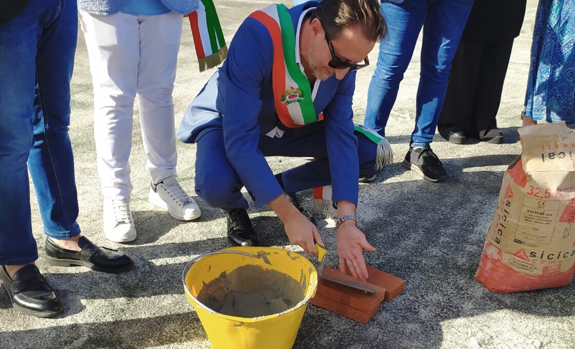 BELPASSO, IL SINDACO CARLO CAPUTO POSA LA PRIMA PIETRA PER LA COSTRUZIONE DELLA NUOVA SCUOLA MATERNA DELL’ I.C. GIOVANNI PAOLO II DI PIANO TAVOLA