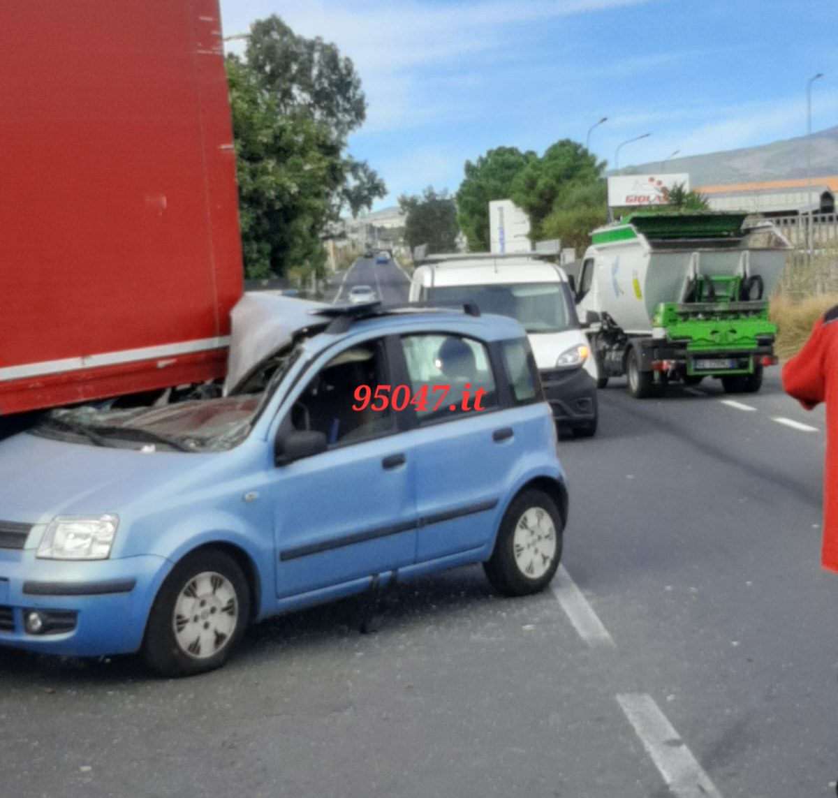 PIANO TAVOLA: AUTO FINISCE SOTTO UN CAMION IN UN TERRIBILE SCHIANTO, NESSUNA GRAVE CONSEGUENZA PER LA CONDUCENTE
