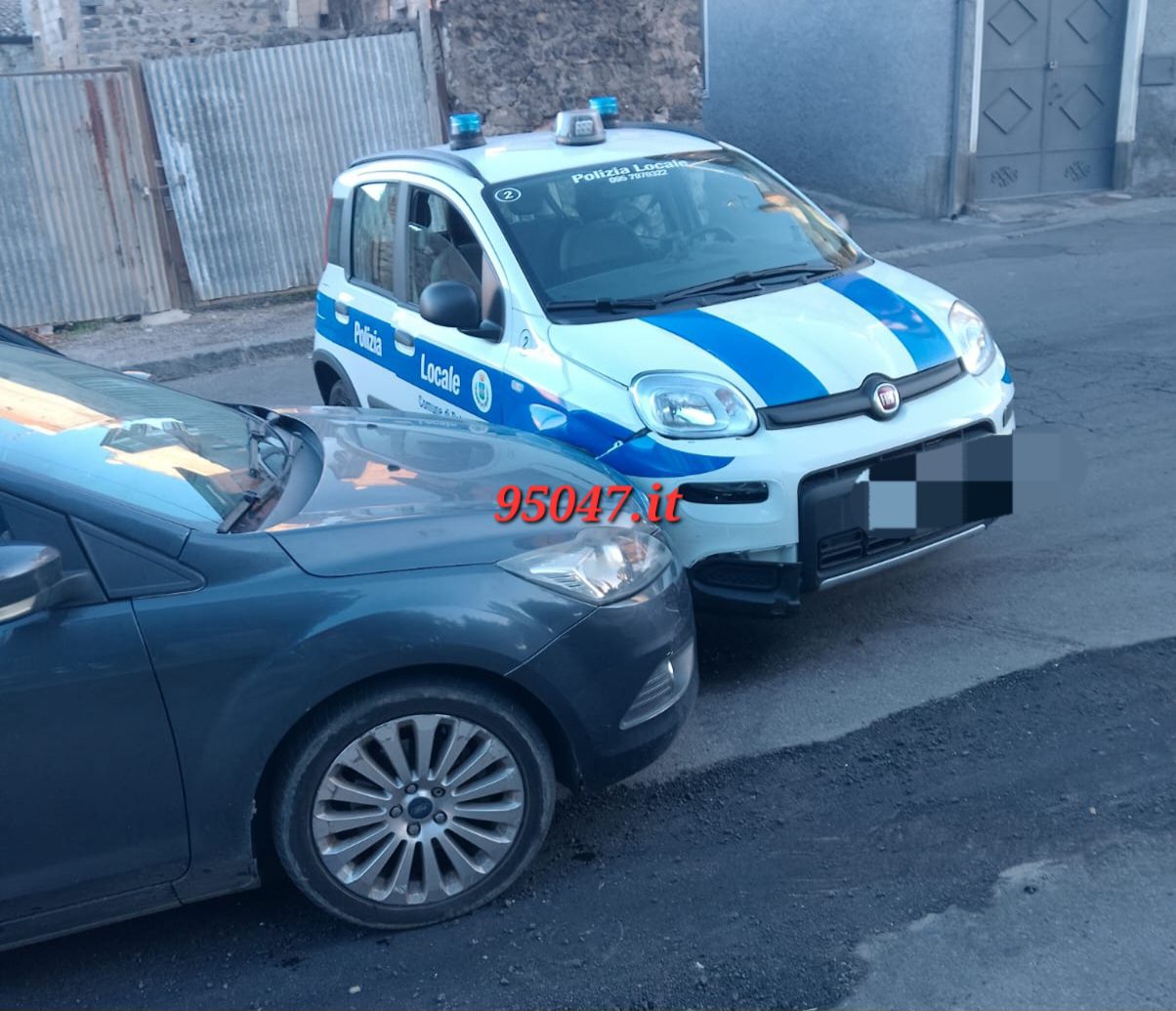 PATERNO’: SCONTRO TRA UN’AUTO DELLA POLIZIA LOCALE E UNA FORD – LE FOTO