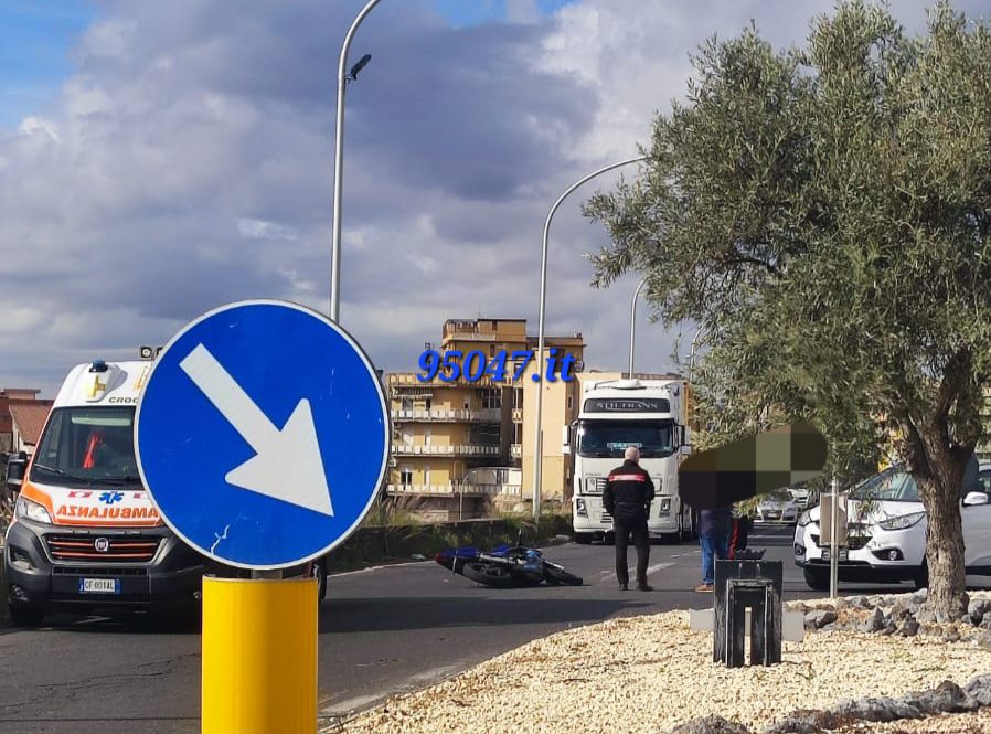 INCIDENTE ALLA ROTONDA DEL CORSO ITALIA. SCONTRO AUTO MOTO, FERITO CENTAURO