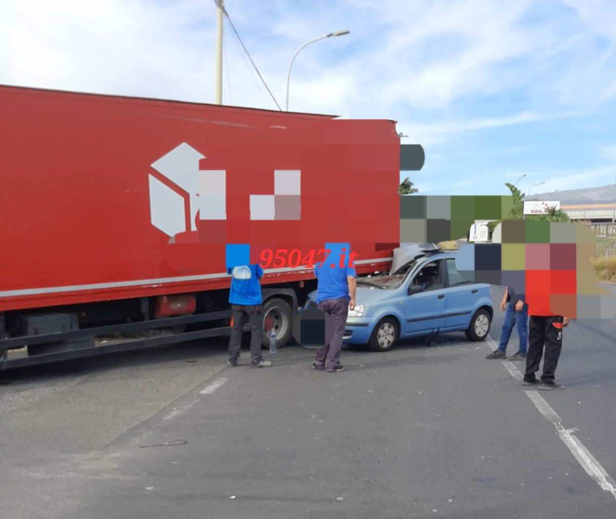 GRAVE INCIDENTE A PIANO TAVOLA: AUTO FINISCE INCASTRATA SOTTO UN CAMION