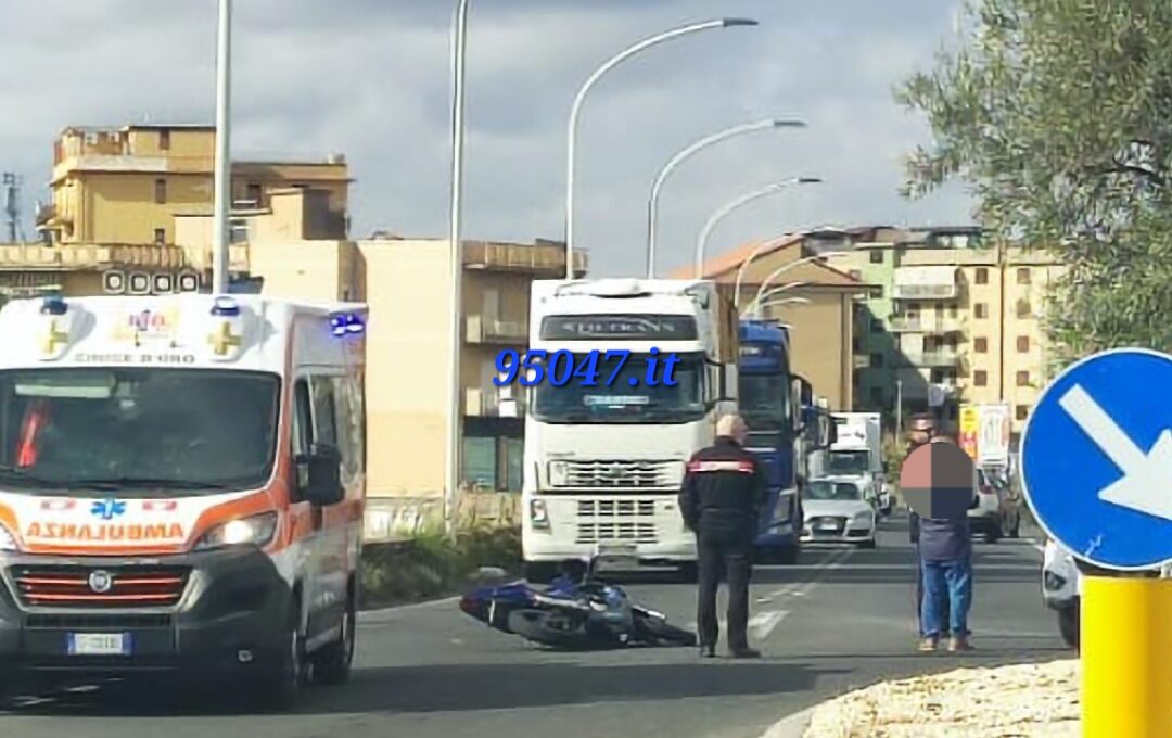 INCIDENTE ALLA ROTONDA DEL CORSO ITALIA. SCONTRO AUTO MOTO, FERITO CENTAURO