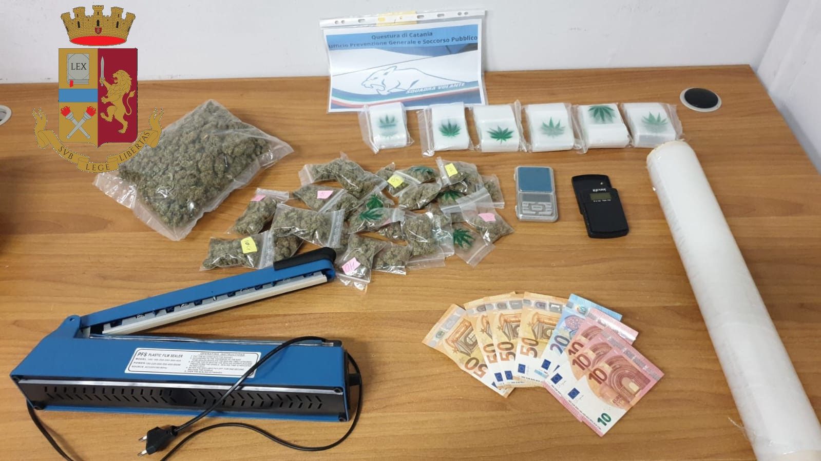 CATANIA. DROGA NELLO ZAINO E NASCOSTA A CASA: DUE SPACCIATORI ARRESTATI DALLA POLIZIA